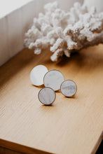 Indlæs billede til gallerivisning Marmor Greb/knage - hvid/messing ø42 mm